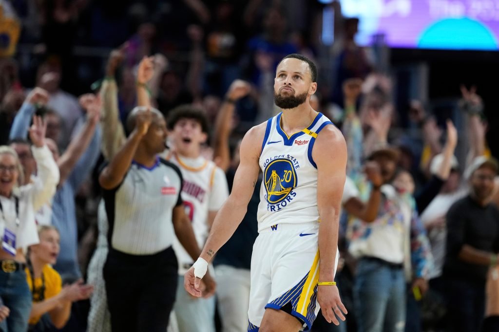 Steph Curry and the Warriors aim to secure the No. 7 seed.