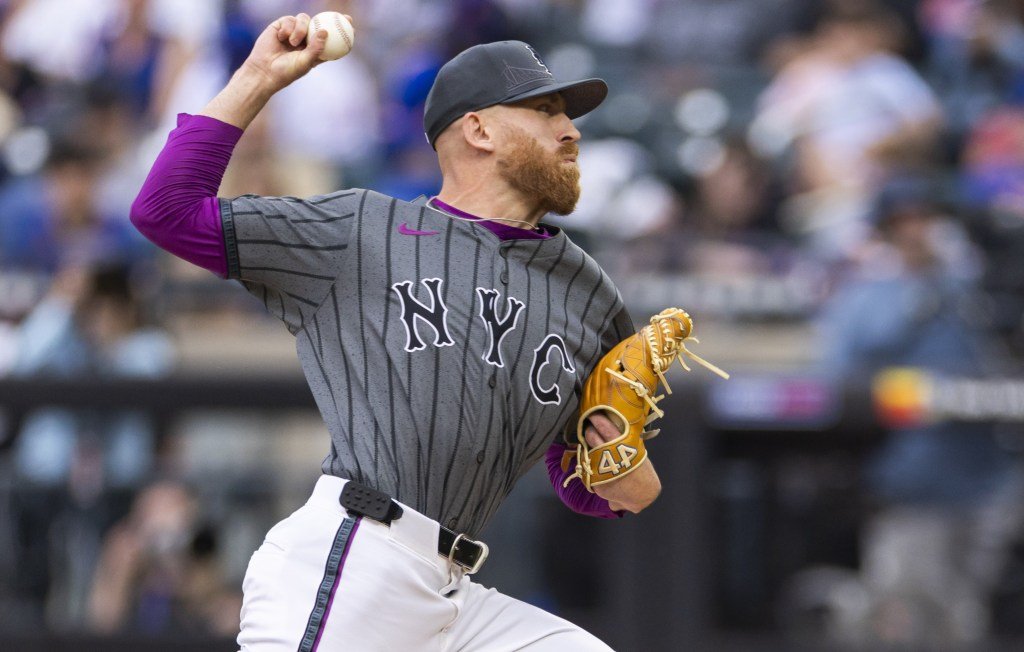 Reed Garrett delivers a pitch during the Mets' win over the Cardinals on April 19, 2025.