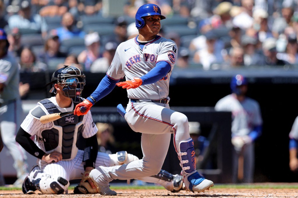 Mets right fielder Juan Soto (22) follows through on a single against the New York Yankees during the fourth inning at Yankee Stadium. 